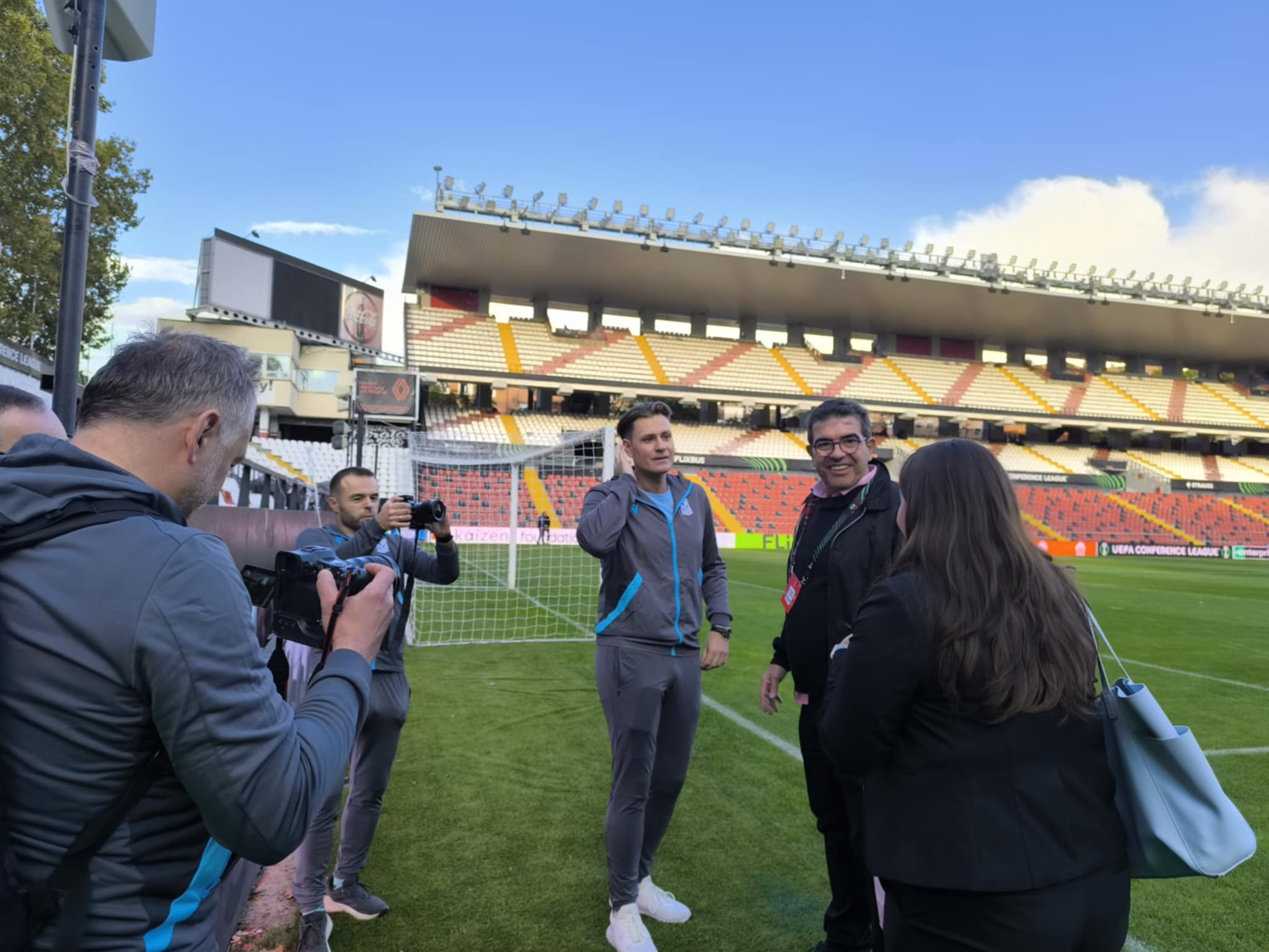 Delegacja Lecha Poznań przekazała Rayo Vallecano upominki - Rogale Świętomarcińskie