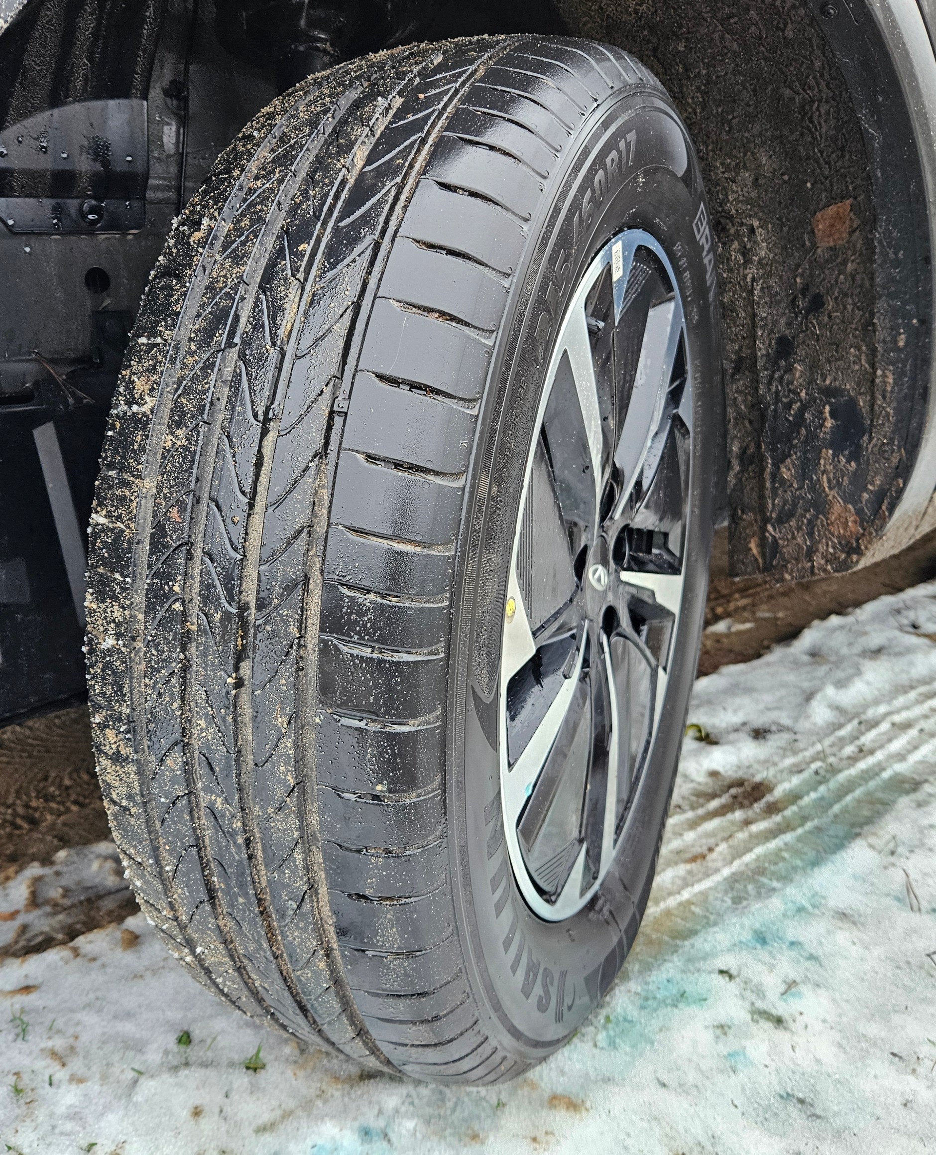 Opony marki Sailun fabrycznie zamontowane w Chery Tiggo 4. Wyglądają jak opony letnie, ale producent twierdzi, że to ogumienie całoroczne. 