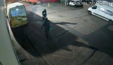 Nagrania wideo londyńskiej policji pokazują podpalaczy w drodze do magazynu z pomocą dla Ukrainy, gdzie zamierzali dokonać zamachu