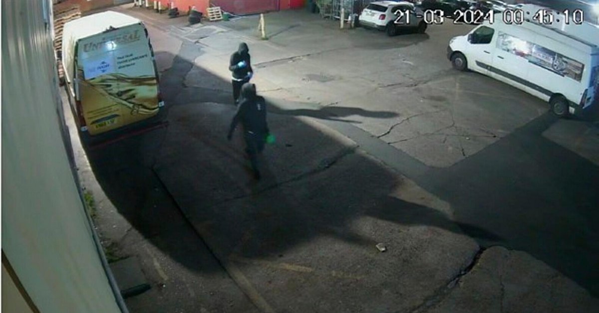 Nagrania wideo londyńskiej policji pokazują podpalaczy w drodze do magazynu z pomocą dla Ukrainy, gdzie zamierzali dokonać zamachu