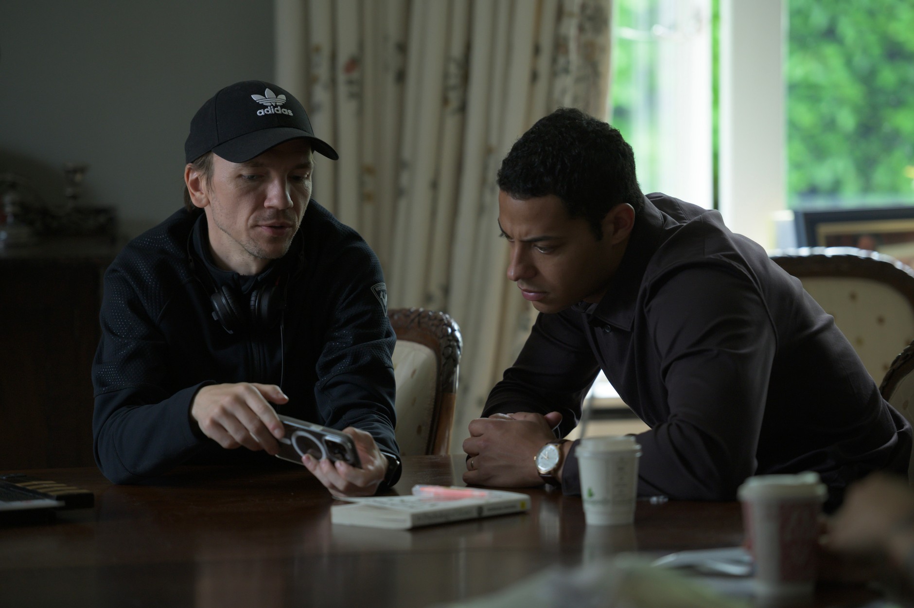 Jan Komasa i Daryl McCormack na planie filmu "Rocznica"