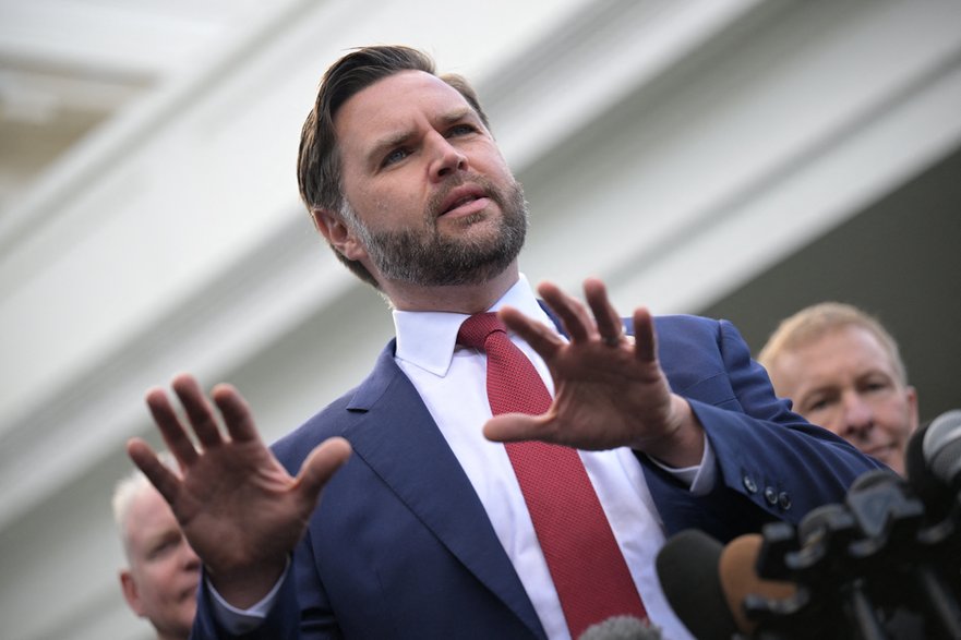 Wiceprezydent USA J.D. Vance podczas konferencji prasowej przed Białym Domem, Waszyngton, 30 października 2025 r.