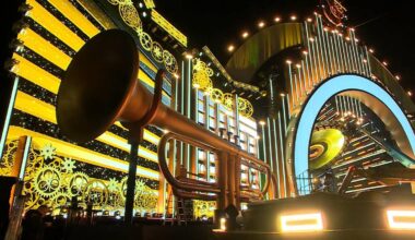 Złota trąbka na tle oświetlonej sceny sylwestrowej.