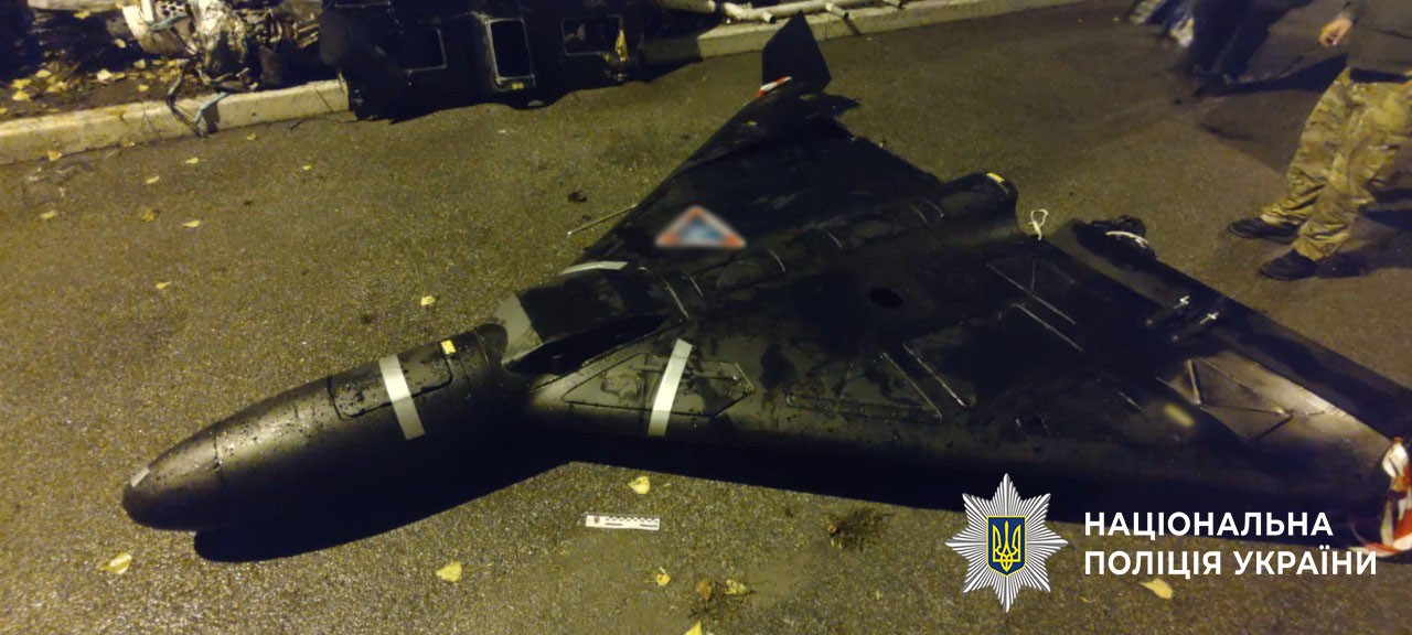 Dron uderzeniowy na dachu auta w Kijowie