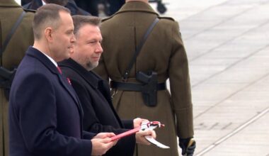 Minister wybuczany i wygwizdany. Wręczał awanse na Placu Piłsudskiego - Onet