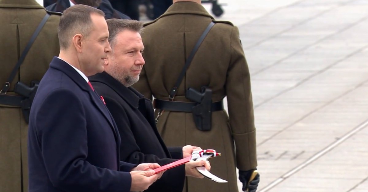 Minister wybuczany i wygwizdany. Wręczał awanse na Placu Piłsudskiego - Onet