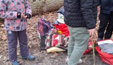 Kobieta z dziećmi bez dachu nad głową. Ogrzewali się przy ognisku nad Wisłą