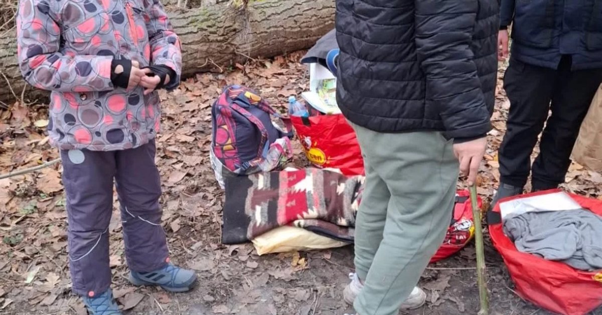 Kobieta z dziećmi bez dachu nad głową. Ogrzewali się przy ognisku nad Wisłą