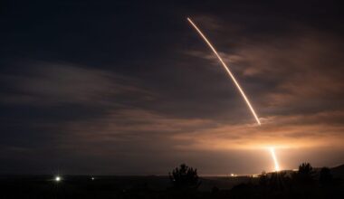 Pocisk balistyczny Minuteman III wystrzelony podczas testu operacyjnego z 5 listopada 2025 roku .