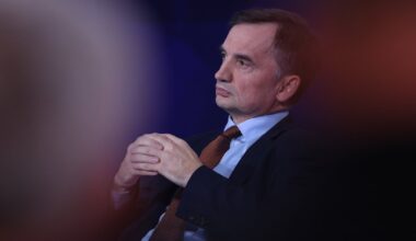 Szef klubu PiS o Ziobrze: ma do wyboru drogę męczennika albo pozostanie za granicą