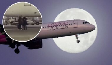 Samolot Wizz Air na tle księżyca, z małym kółkiem po lewej stronie przedstawiającym dwóch mężczyzn biegnących po płycie lotniska.