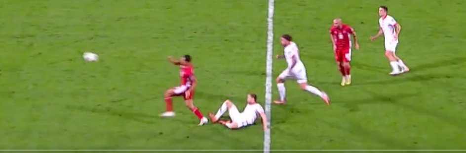 Nieudany wślizg Tomasza Kędziory, od niego zaczyna się akcja, po której Polacy tracą gola