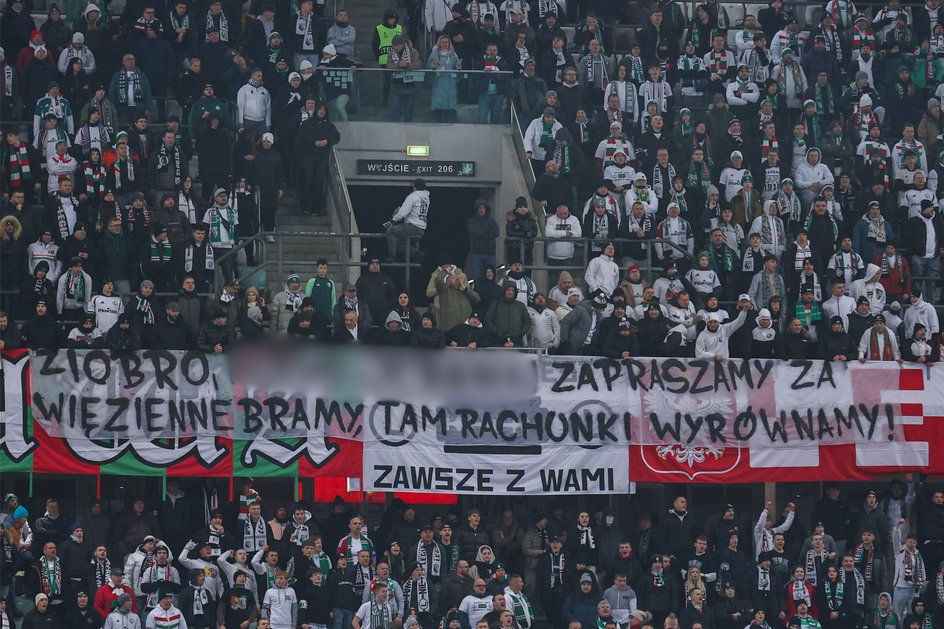 Obraźliwy transparent kibiców Legii skierowany do Zbigniewa Ziobry