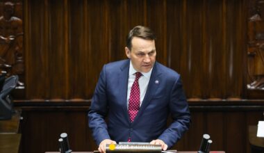 Wystąpienie Radosława Sikorskiego w Sejmie. Chodzi o dywersję na kolei [RELACJA NA ŻYWO]