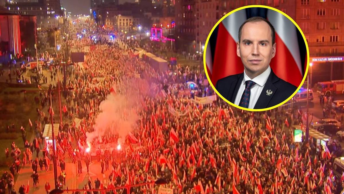 Tłum ludzi z flagami i racami na ulicy, z wizerunkiem Karola Nawrockiego w prawym górnym rogu.