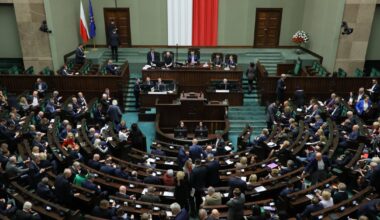 Posłowie na sali obrad Sejmu. Zdjęcie ilustracyjne