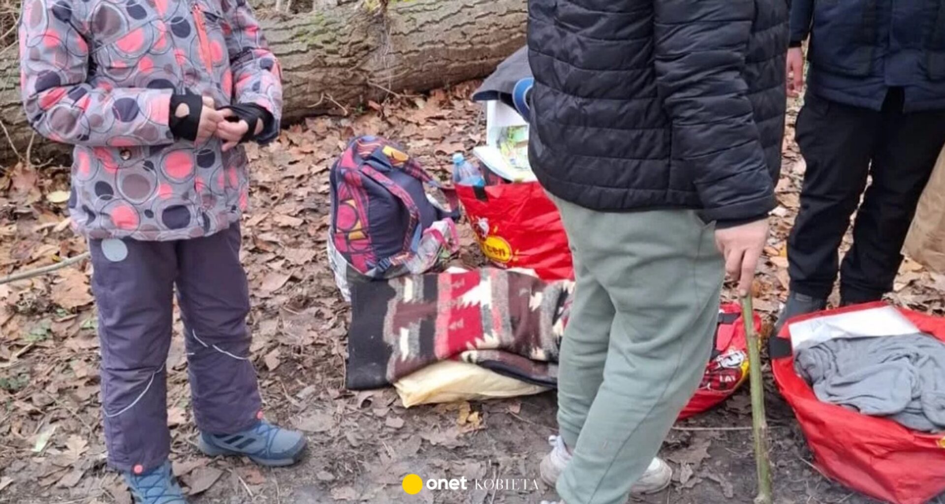 Kobieta z dziećmi bez dachu nad głową. Ogrzewali się przy ognisku nad Wisłą