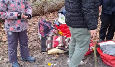 Kobieta z dziećmi bez dachu nad głową. Ogrzewali się przy ognisku nad Wisłą