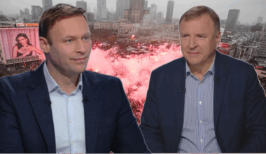 Kolaż przedstawiający polityków Jacka Kurskiego i Marcina Mastalerkę na tle tłumu z racami podczas Marszu Niepodległości w Warszawie.