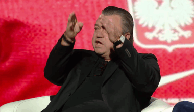 Roman Kosecki, ekspert Polsatu Sport, gestykuluje podczas dyskusji.