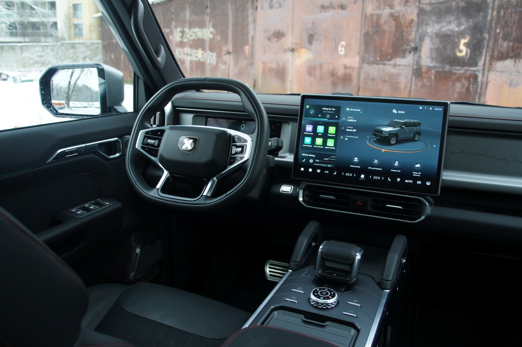 ICH-X zaskakuje niezłym komfortem jazdy i nietypową (czyt. nieporęczną) kierownicą