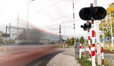 PKP PLK inwestują w wyższy poziom bezpieczeństwa na przejazdach kolejowo-drogowych