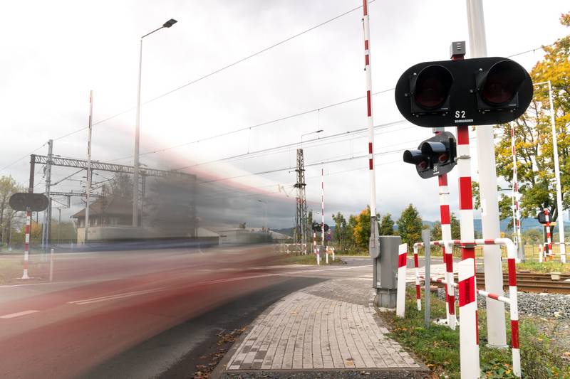 PKP PLK inwestują w wyższy poziom bezpieczeństwa na przejazdach kolejowo-drogowych