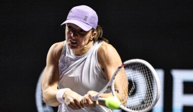 Iga Świątek podczas meczu tenisa, z rakietą w dłoni i skupioną miną.