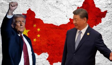 Po lewej prezydent Stanów Zjednoczonych Donald Trump w Miami na Florydzie, 5 listopada 2025 r. Po prawej przywódca Chin Xi Jinping w Tianjin w Chinach, 1 września 2025 r. W tle flaga Chińskiej Republiki Ludowej i jej granice