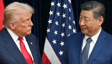 Prezydent USA Donald Trump (L) i przywódca Chin Xi Jinping podczas spotkania w bazie lotniczej w Pusan w Korei Południowej, 30 października 2025 r.