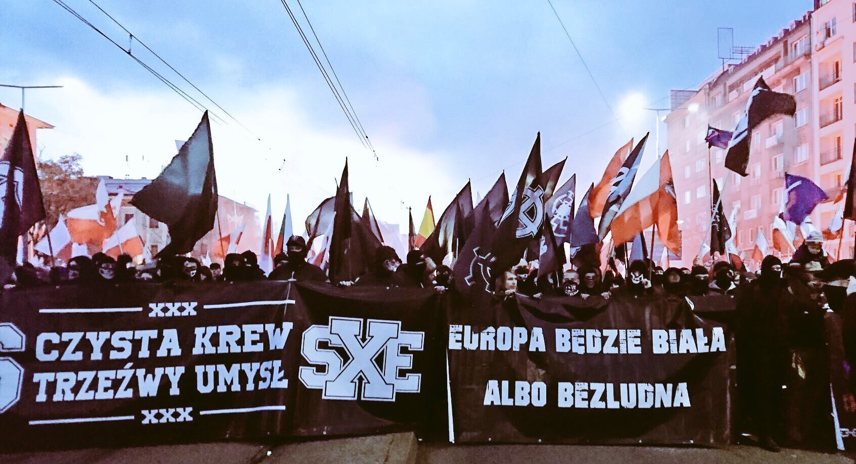 Autonomiczni Nacjonaliści z rasistowskim banerem na Marszu Niepodległości w 2017 r.