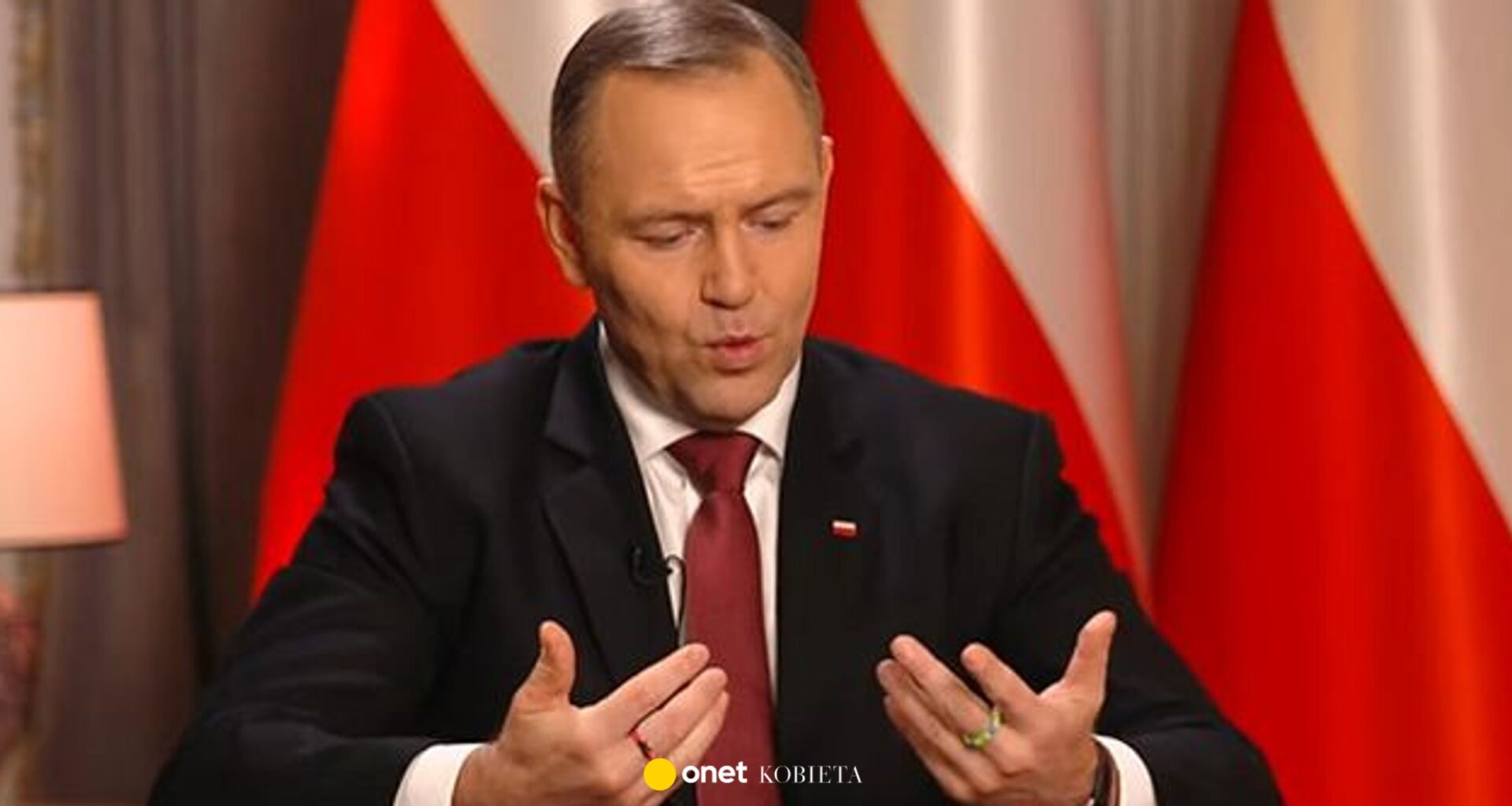 Dziennikarz spojrzał na palce Nawrockiego. "Będę je nosił" - Kobieta Onet