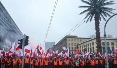Marsz Niepodległości na razie bez incydentów. Dołączył prezydent Nawrocki