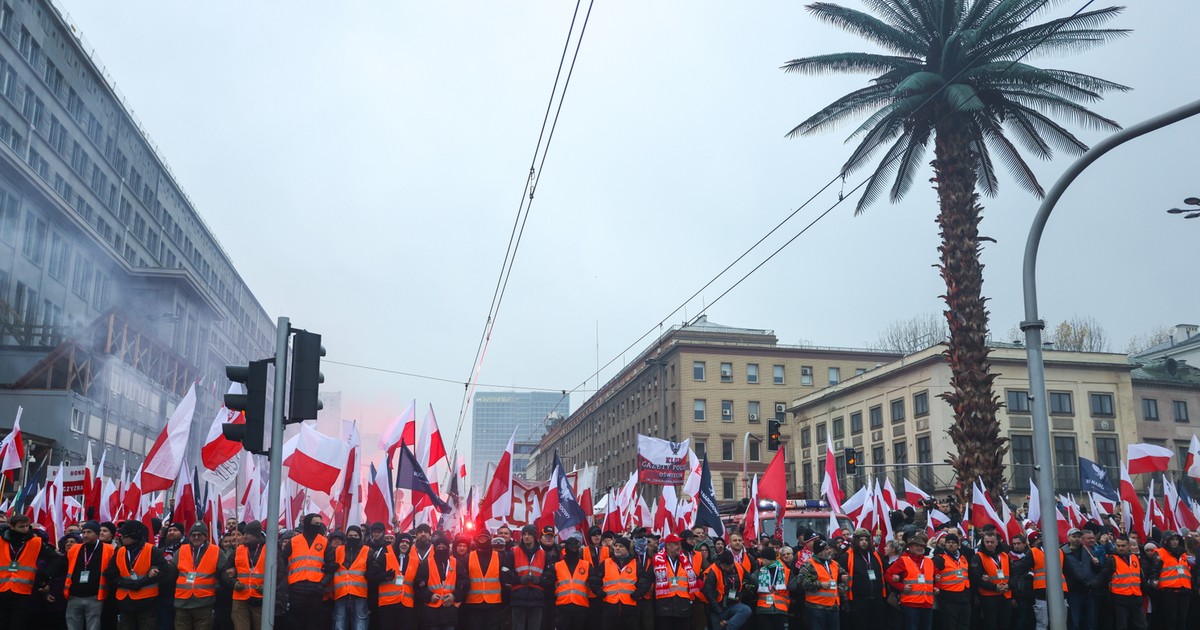 Marsz Niepodległości na razie bez incydentów. Dołączył prezydent Nawrocki