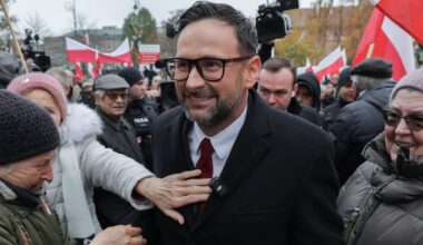 Daniel Obajtek stawił się w prokuraturze. Protest zwolenników PiS przed budynkiem