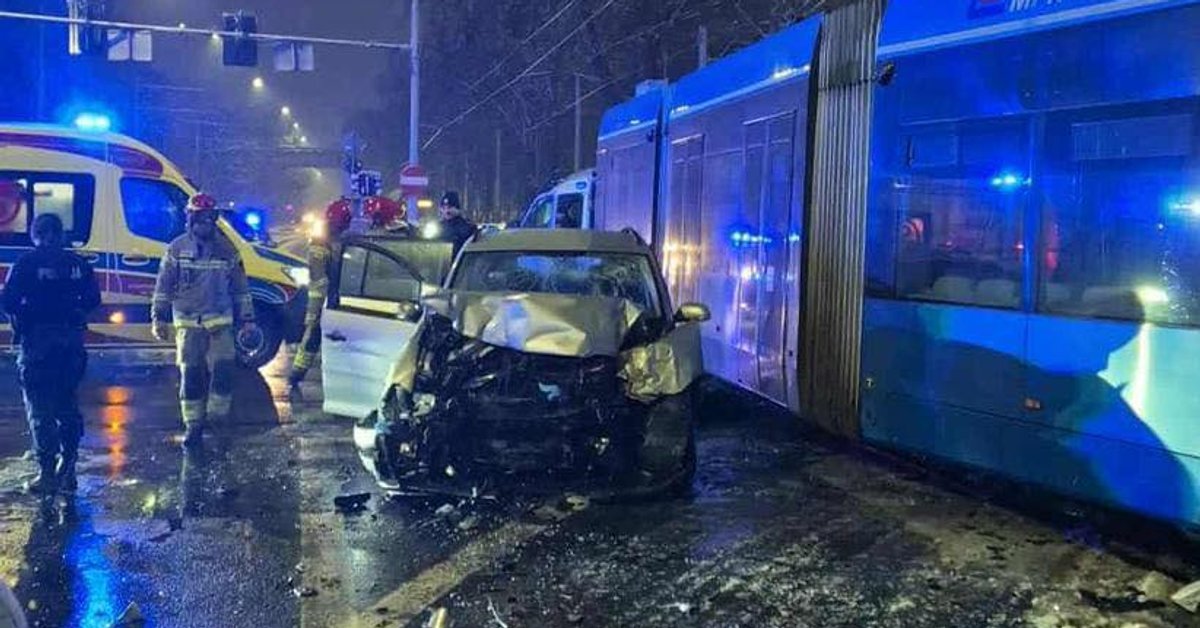 Dramatyczny pościg we Wrocławiu. Uciekał przed policją, wbił się w tramwaj