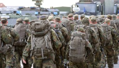 Żołnierz armii niemieckiej podczas ćwiczeń "Red Storm Bravo" w Hamburgu we wrześniu 2025 r.