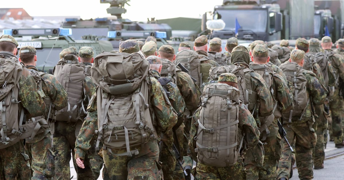 Żołnierz armii niemieckiej podczas ćwiczeń "Red Storm Bravo" w Hamburgu we wrześniu 2025 r.