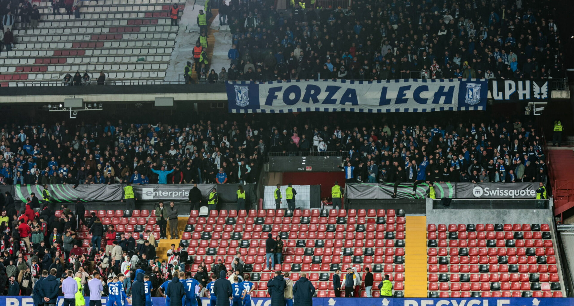 UEFA pomiata Polską. Lech jeździ po dziurach, Raków gra poza domem