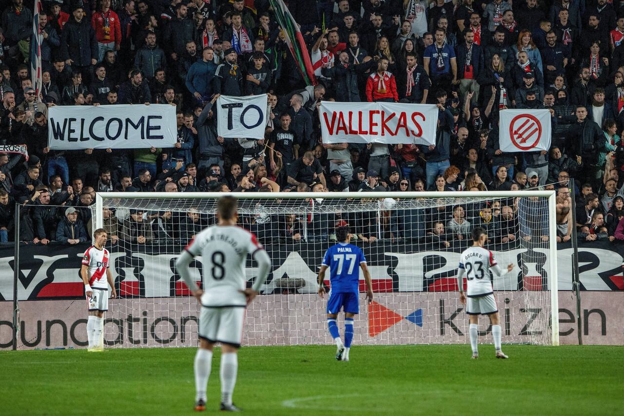 Kibice na meczu Rayo Vallecano z Lechem Poznań