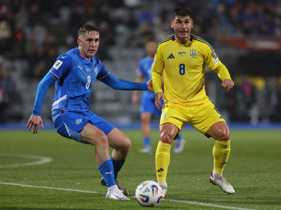 Reprezentant Ukrainy Rusłan Malinowski (z prawej) w pierwszym meczu z Islandią