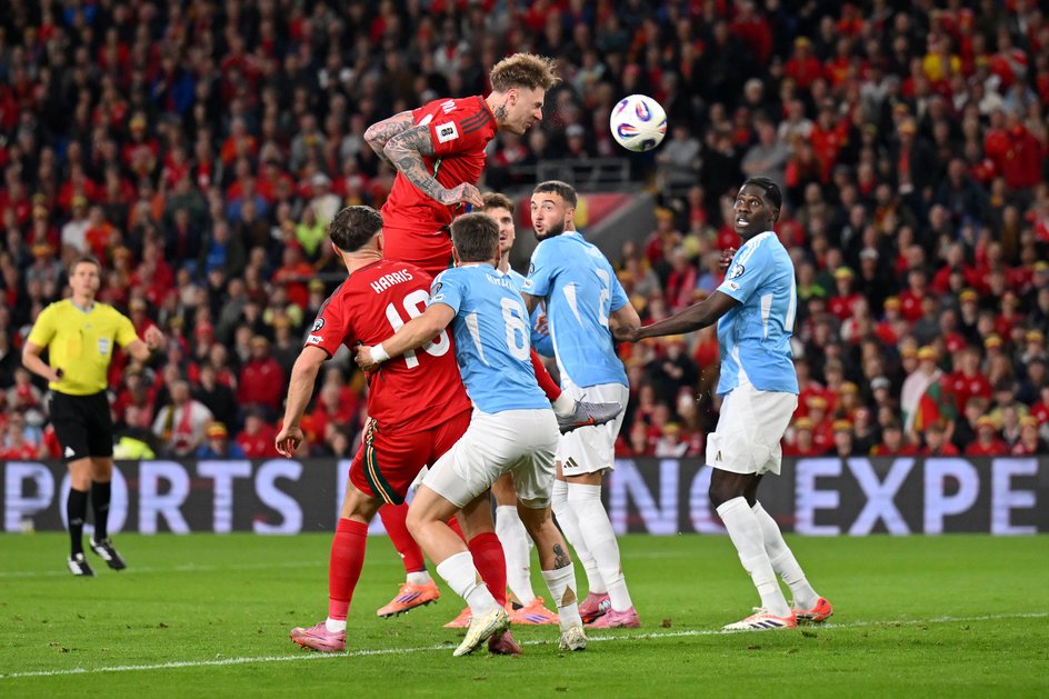 Reprezentant Walii Joe Rodon (w wyskoku) w meczu z Belgią