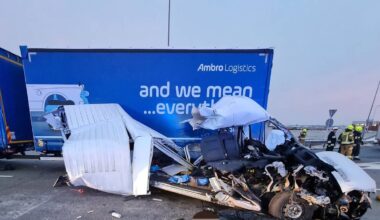 Zniszczony samochód dostawczy po wypadku drogowym na trasie S8, z widocznymi uszkodzeniami i częściami pojazdów.