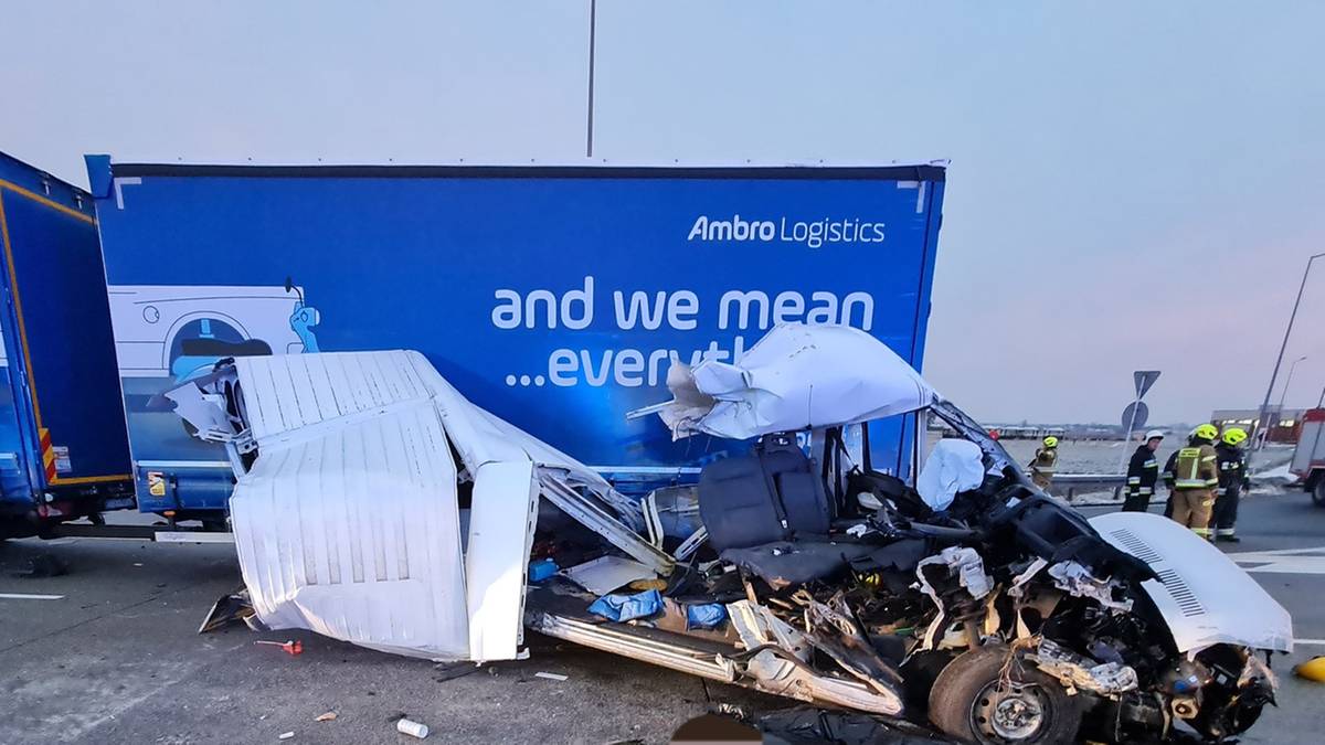 Zniszczony samochód dostawczy po wypadku drogowym na trasie S8, z widocznymi uszkodzeniami i częściami pojazdów.