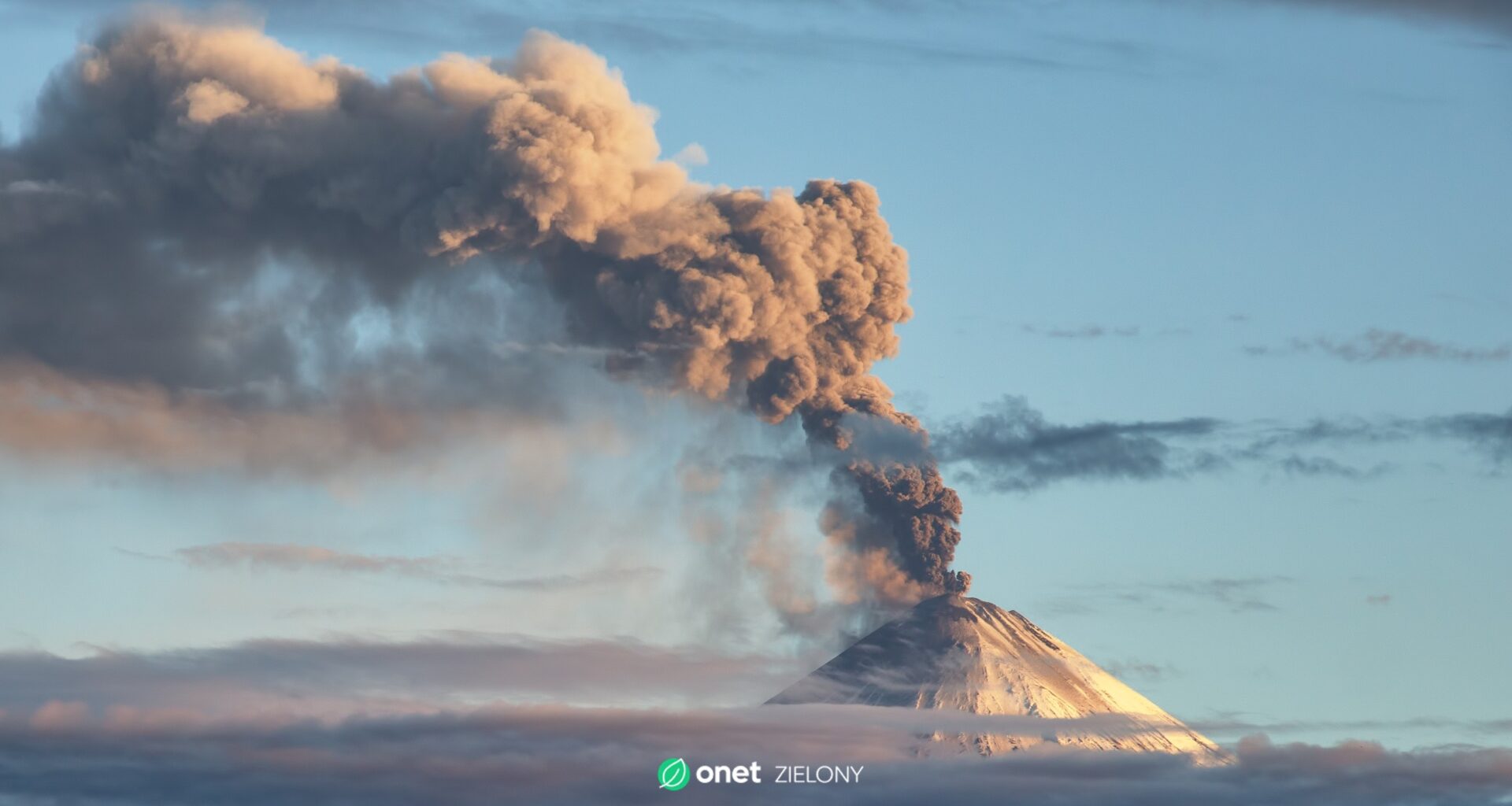 Wulkan Hayli Gubbi wybuchł po raz pierwszy w historii. Pył sięga aż do Indii