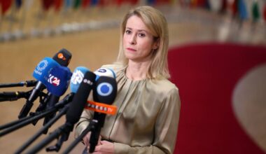 Kaja Kallas, szefowa dyplomacji UE, stoi przed mikrofonami i udziela wywiadu.