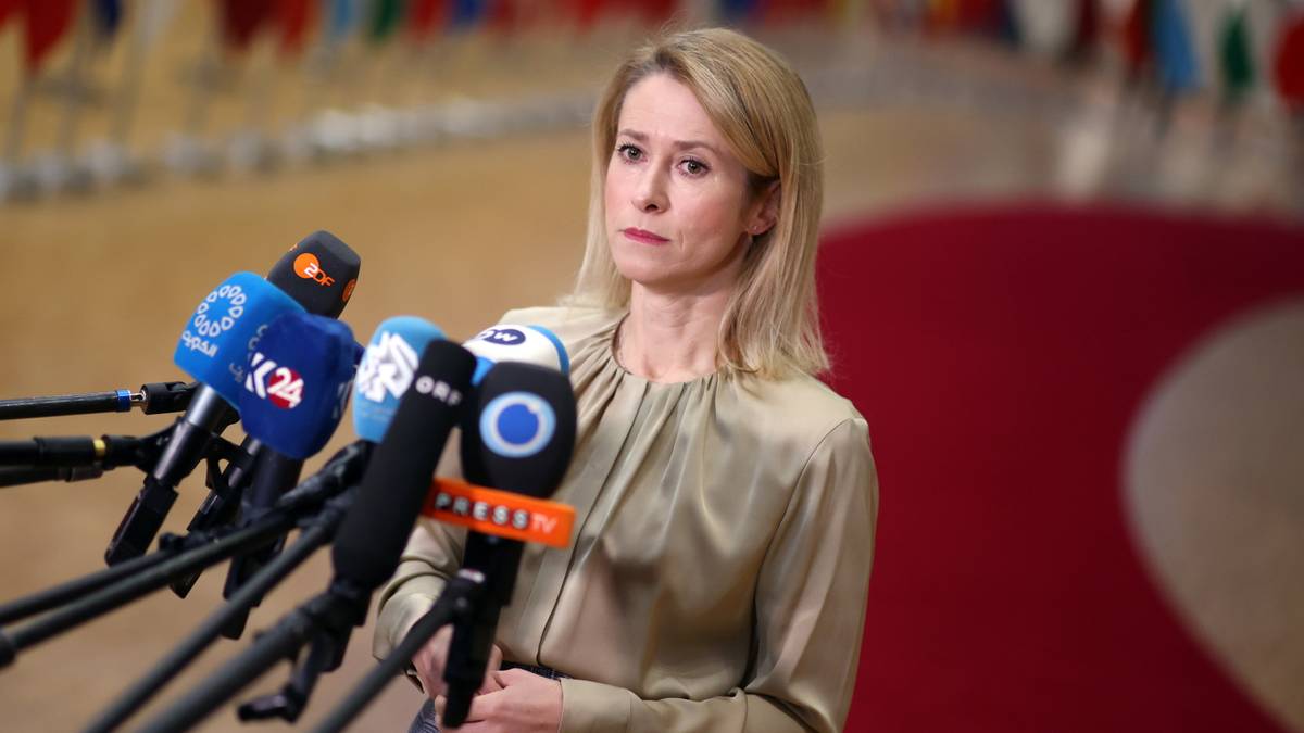 Kaja Kallas, szefowa dyplomacji UE, stoi przed mikrofonami i udziela wywiadu.