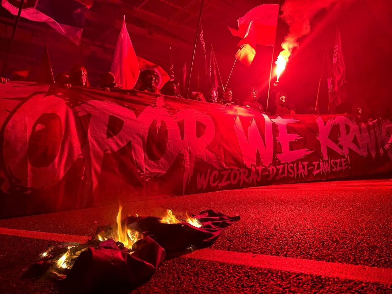 Baner "Opór we krwi" niesiony przez członków nacjonalistycznej komuny podczas ostatniego Marszu Niepodległości