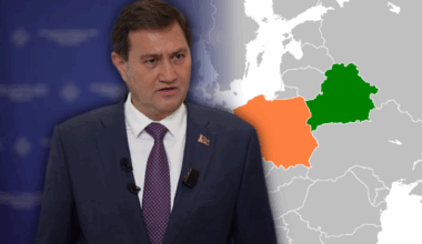Minister spraw zagranicznych Białorusi Maksym Ryżenkow w garniturze udziela wywiadu, na tle mapa Europy Środkowo-Wschodniej z zaznaczonymi Polską i Białorusią.