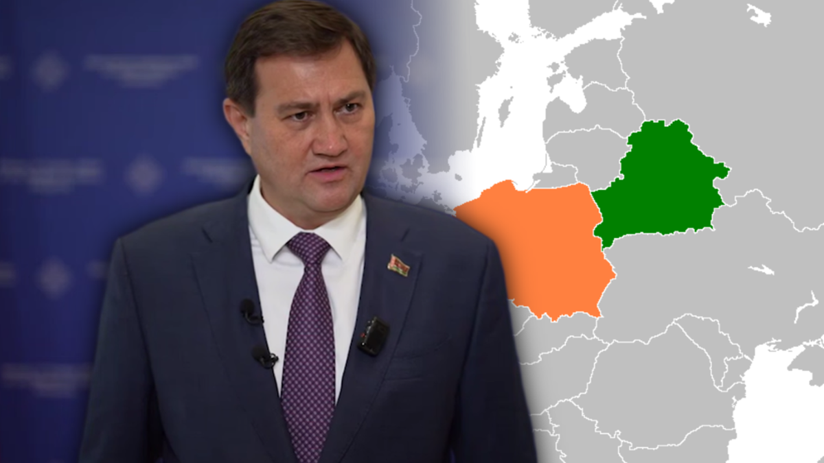 Minister spraw zagranicznych Białorusi Maksym Ryżenkow w garniturze udziela wywiadu, na tle mapa Europy Środkowo-Wschodniej z zaznaczonymi Polską i Białorusią.